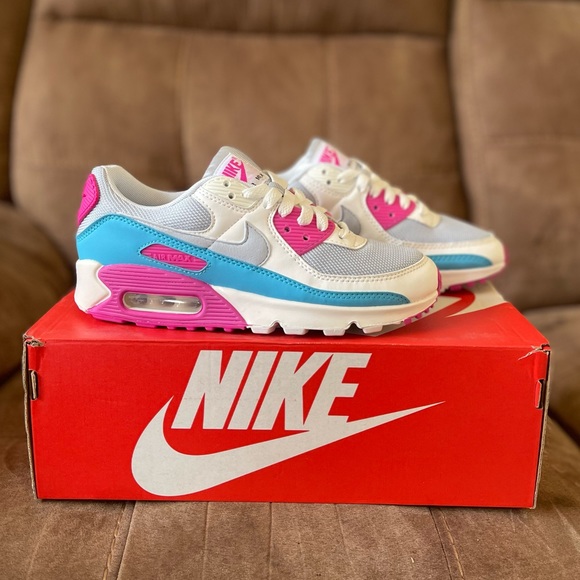 Nike Shoes - Nike Air Max 90